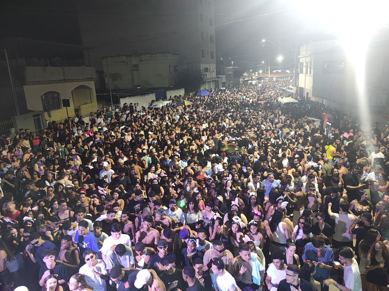 Trem de Mola arrasta multidão pelas ruas de Santos Dumont